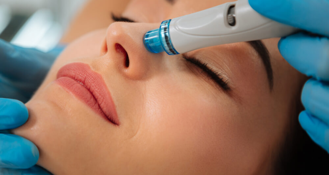 alova cilt bakımı uzmanlığıyla HydraFacial sonrası ışıltılı bir cilde sahip olan kadın.